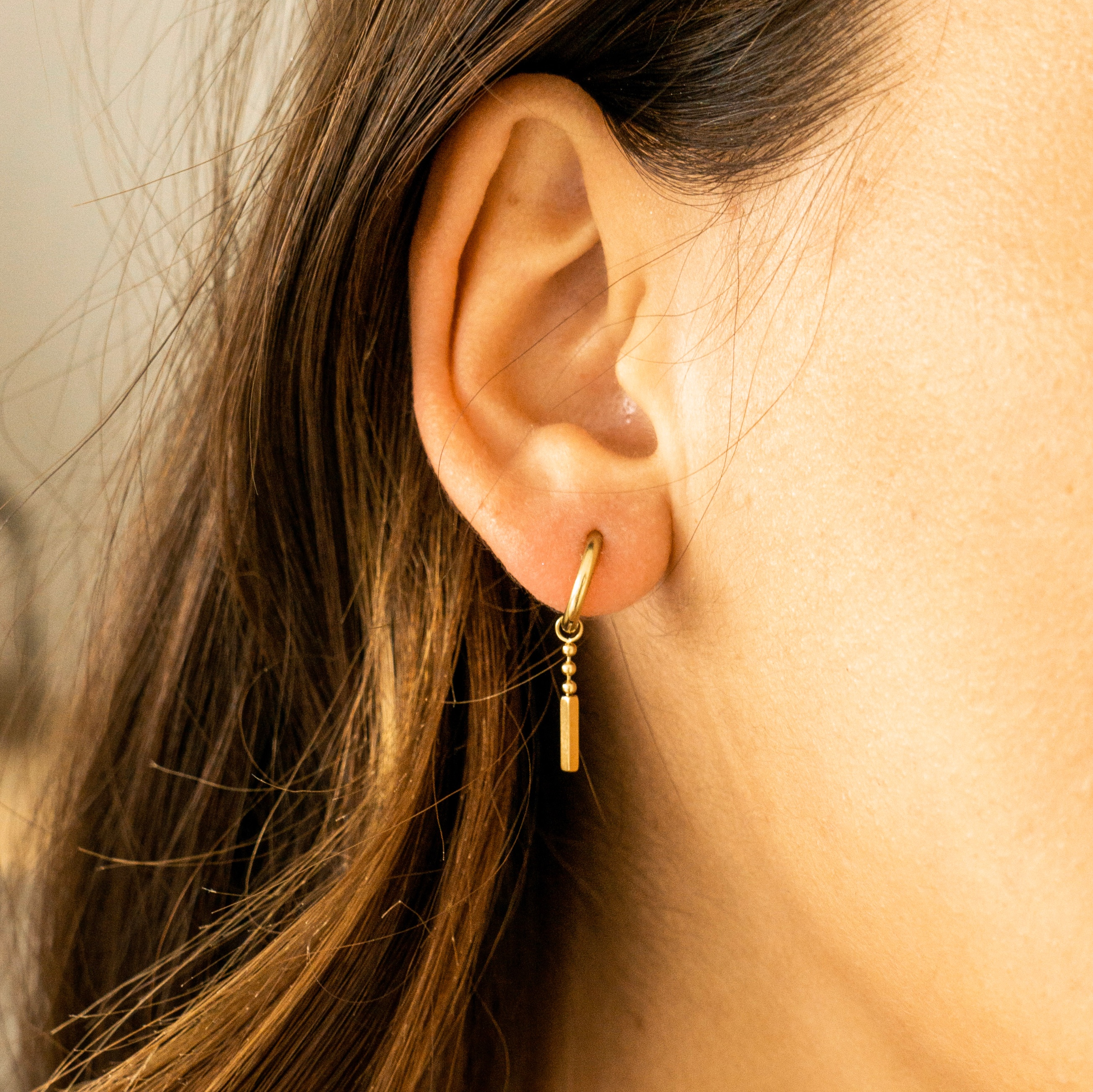 Oorbellen klein met hanger balletjes met staafje Oorbellen klein met hanger balletjes met staafje