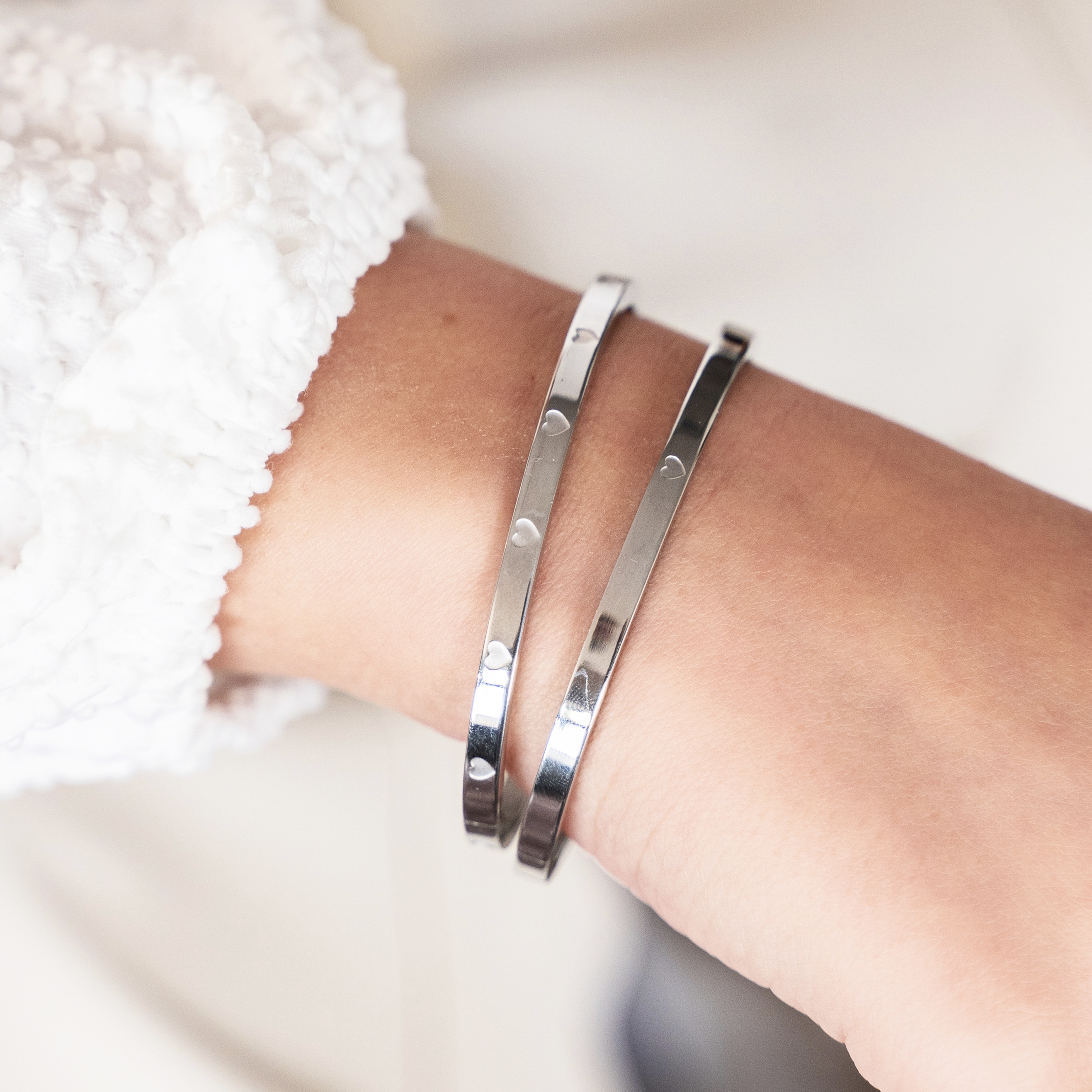 Bangle bracelet hearts