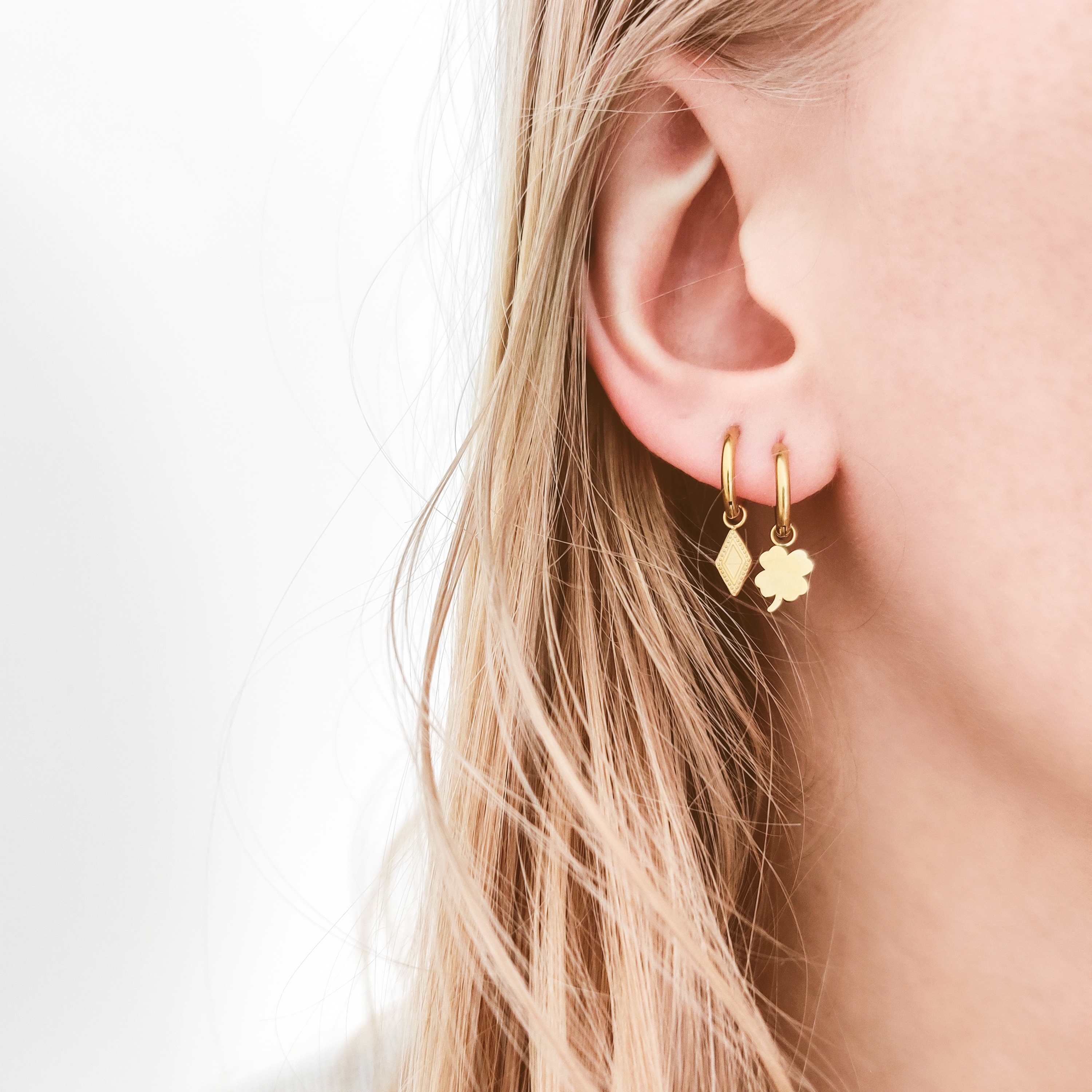 Oorbellen klein met hanger klavertje Oorbellen klein met hanger klavertje