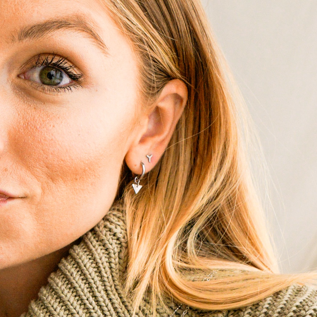 Oorbellen klein met hanger driehoek klein Oorbellen klein met hanger driehoek klein