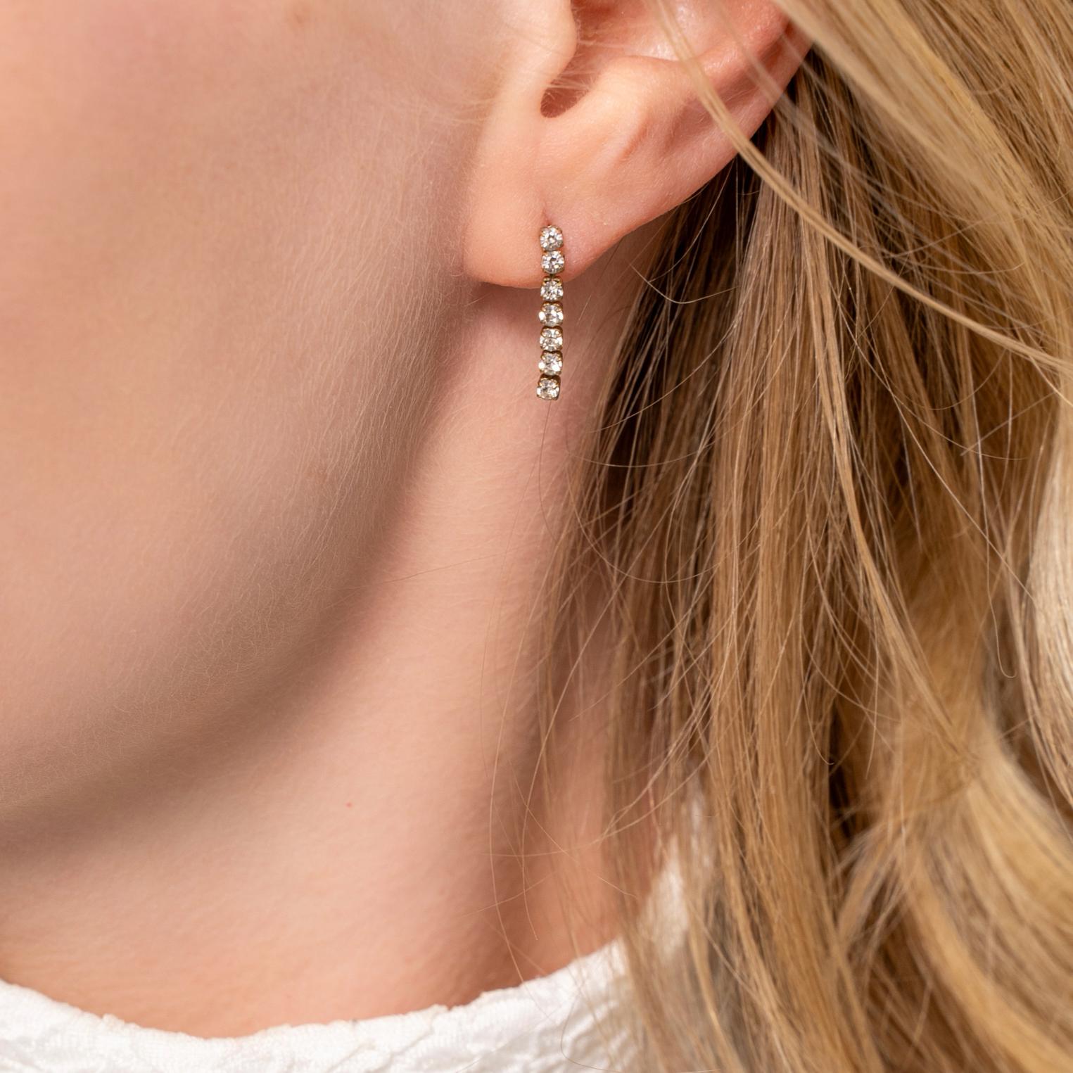 Stud earrings stones