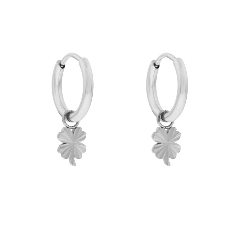 Oorbellen klein met hanger gevlamd klavertje zilver Oorbellen klein met hanger gevlamd klavertje zilver