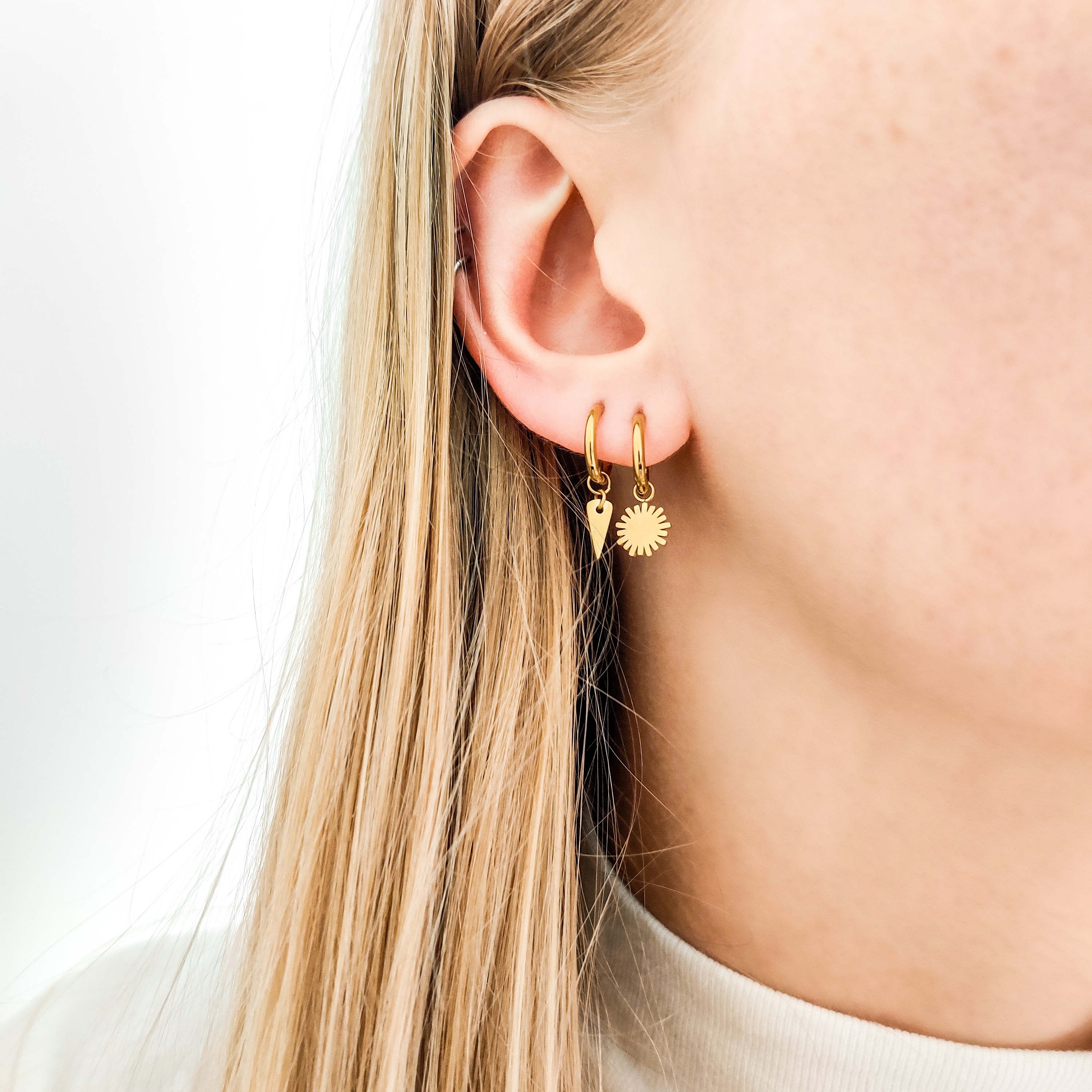 Oorbellen klein met hanger driehoek groot Oorbellen klein met hanger driehoek groot